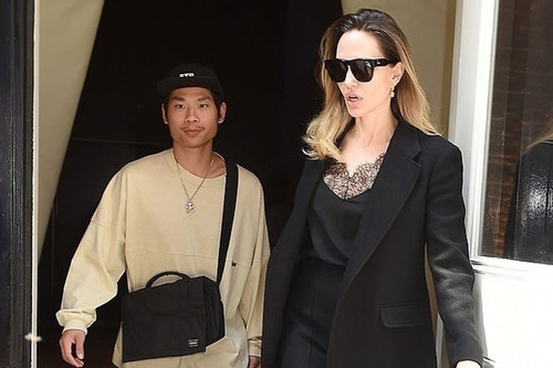 Con trai người Việt của Angelina Jolie cười tươi dù bị cửa ô tô suýt đập vào mặt