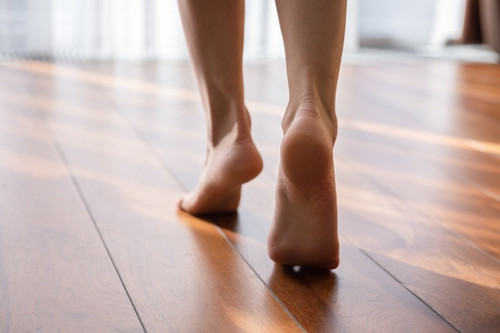 Lợi, hại và những điều cần lưu ý khi đi và tập thể dục với chân trần