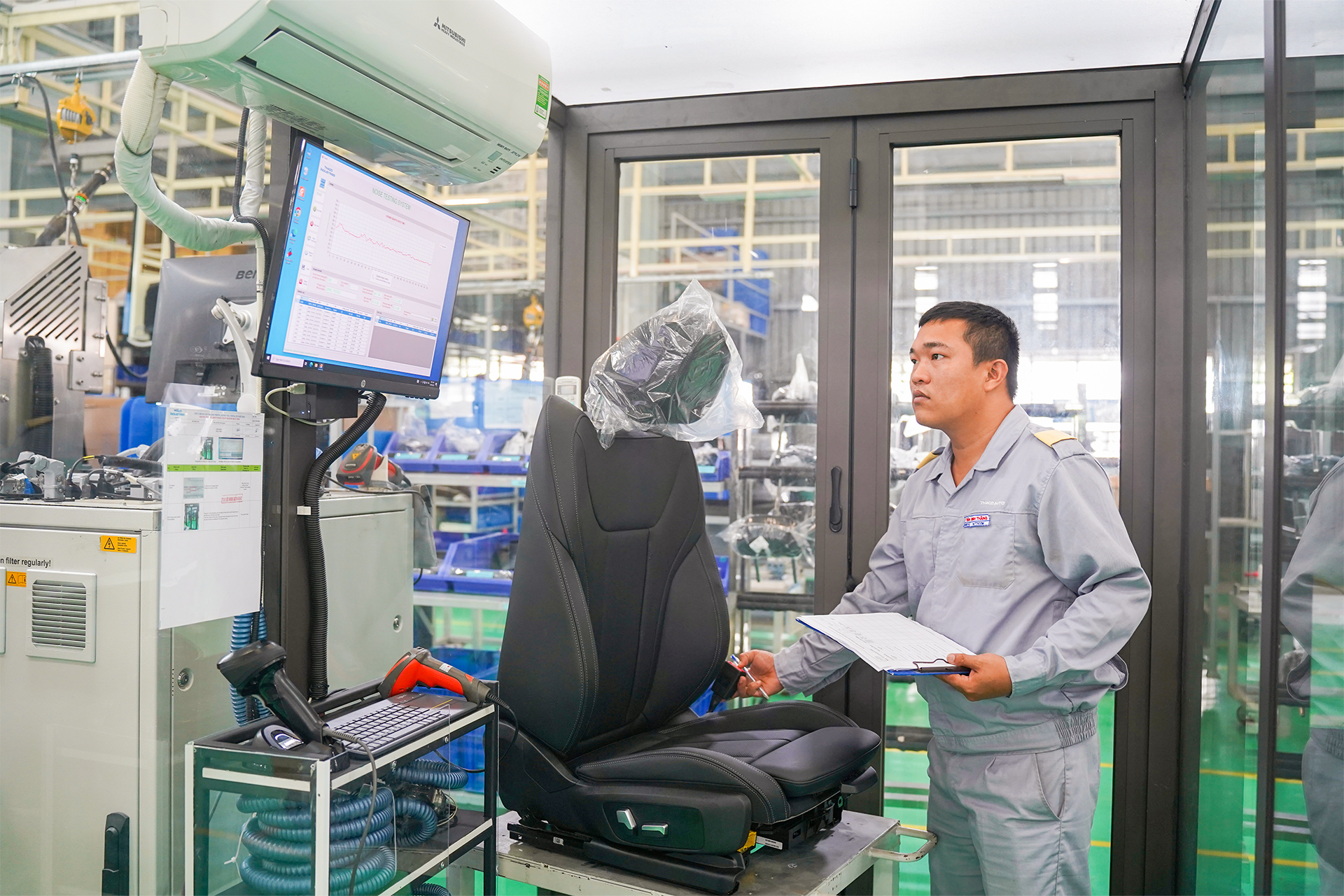 Nhà máy sản xuất ghế và phụ tùng ô tô tăng sức cạnh tranh nhờ cải tiến
