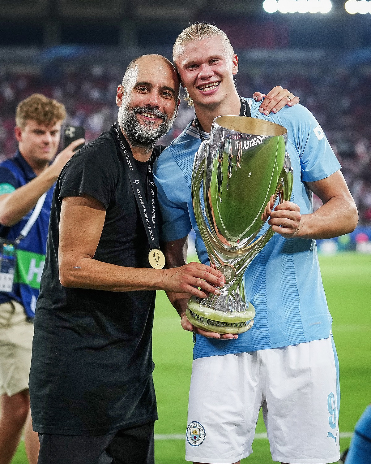 Pep Guardiola hôn Haaland làm lành khi lập kỷ lục với Man City