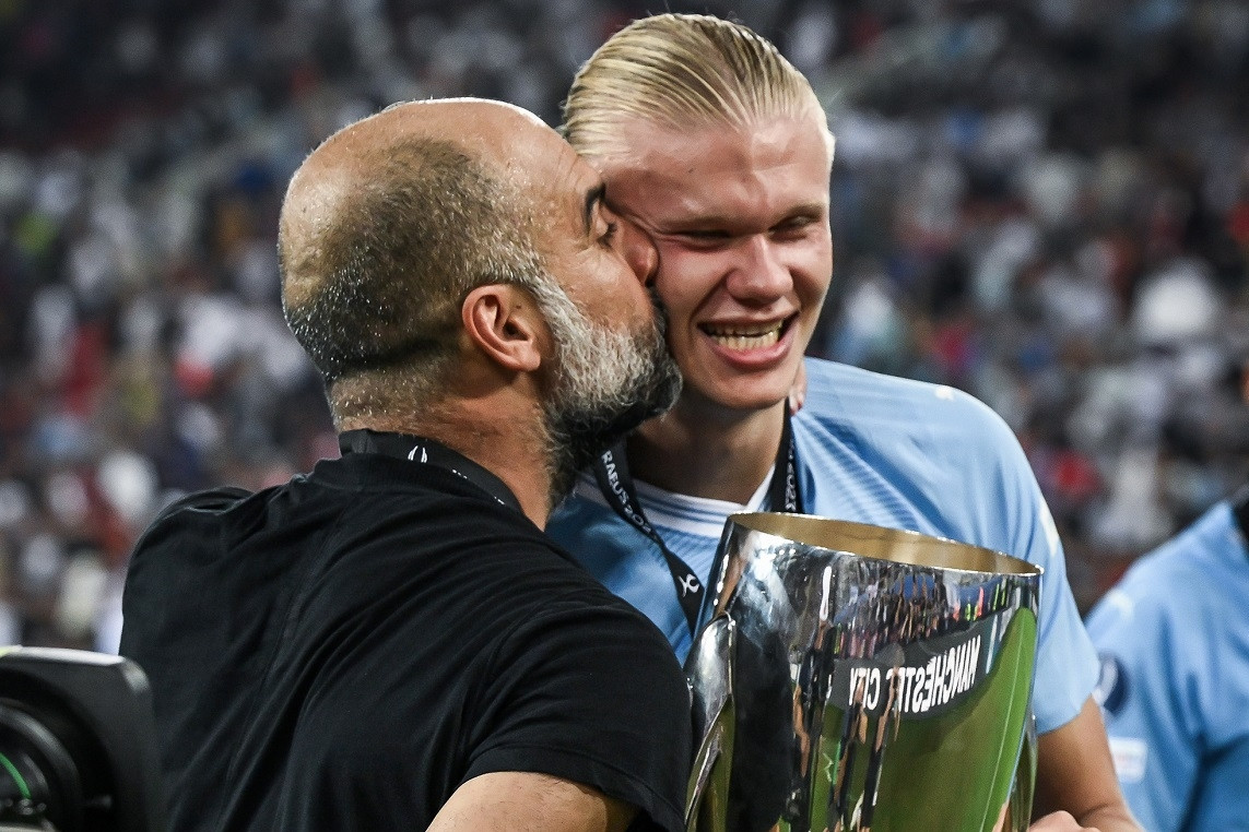 Pep Guardiola hôn Haaland 'làm lành' khi lập kỷ lục với Man City