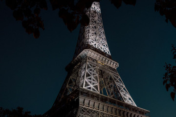 Phát hiện 2 du khách say xỉn ngủ qua đêm bên trong tháp Eiffel