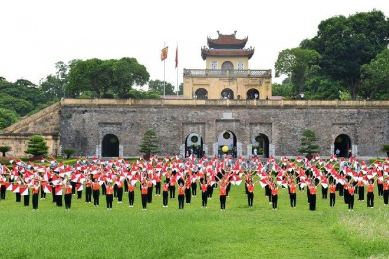 Semaphore flag performance in Hanoi sets national record