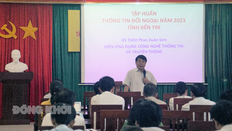 GS.TS Phan Xuân Sơn, Viện Chín trị học - Học viện Chính trị quốc gia Hồ Chí Minh, Viện trưởng Viện ứng dụng công nghệ thông tin và truyền thông báo cáo tại hội nghị.