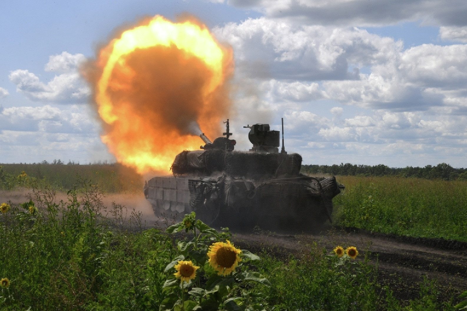 Video xe tăng Nga không hề hấn sau đòn tấn công trực diện từ tên lửa Ukraine