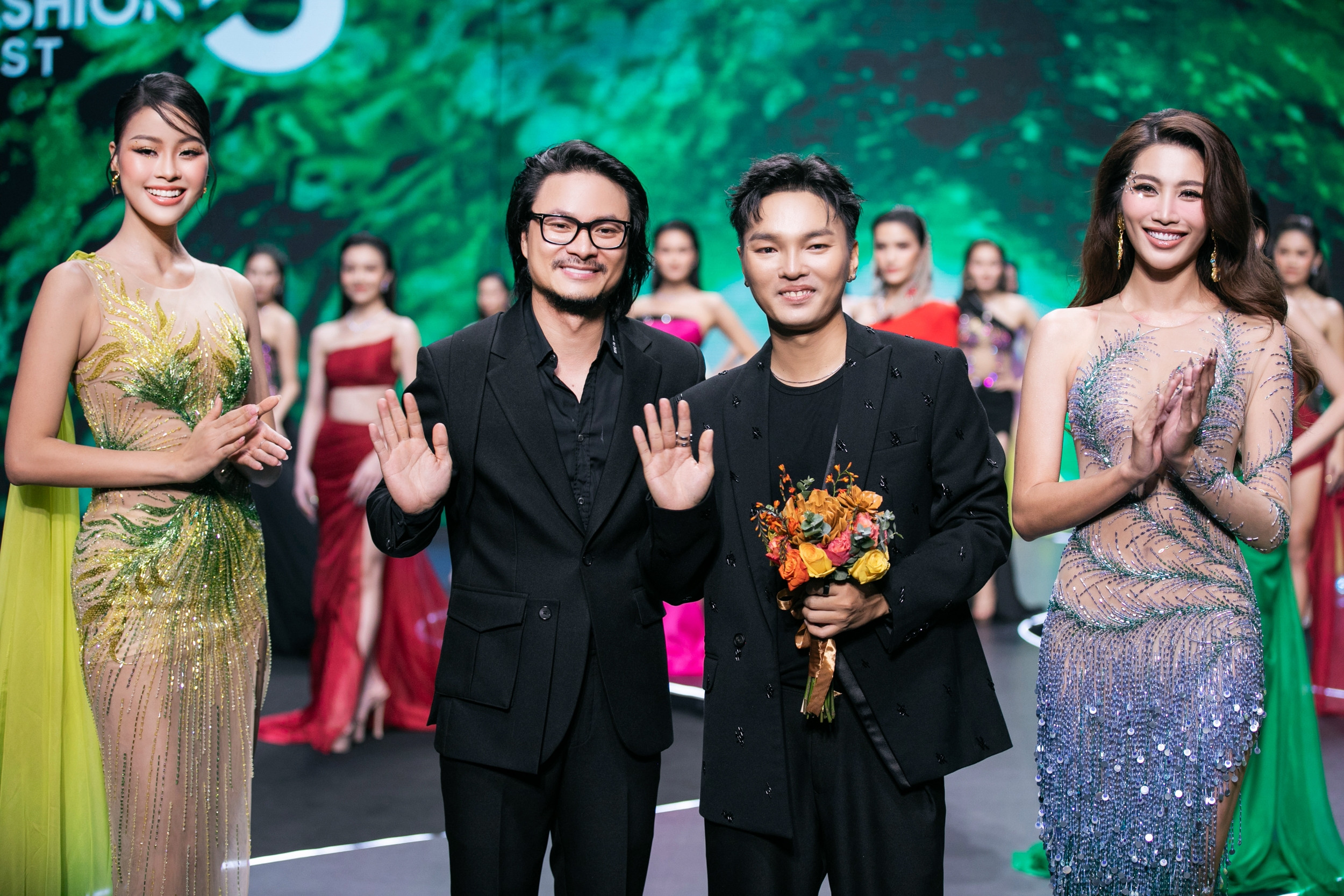 Á hậu Chế Nguyễn Quỳnh Châu trong bộ sưu tập mới của NTK Võ Thanh Can