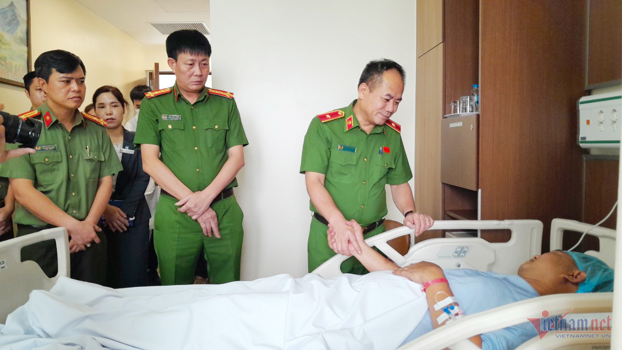 Thiếu tướng Nguyễn Thanh Tùng (người nắm tay chiến sĩ công an bị thương) đến thăm hỏi động viên tại bệnh viện