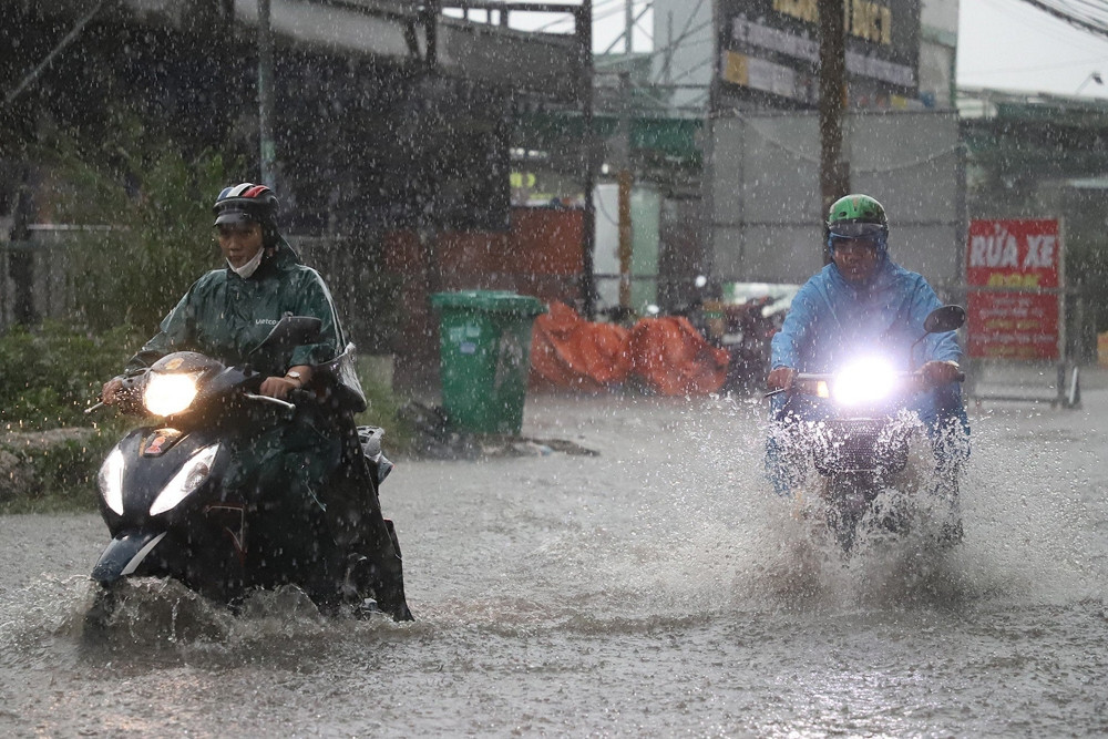 Hà Nội, TP.HCM bắt đầu vào đợt mưa lớn