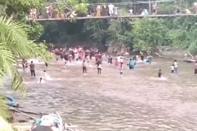 Khoảnh khắc cầu treo đổ sập xuống sông khiến 32 người bị thương