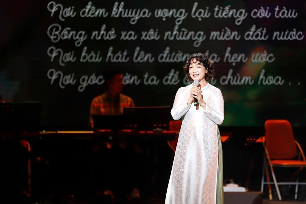 Lê Khanh xúc động khi đọc thơ Lưu Quang Vũ