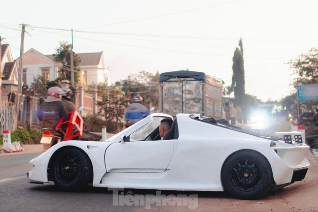 Nhóm bạn trẻ Đắk Lắk tự tay chế xe cổ Mercedes-Benz 300 SL ảnh 1