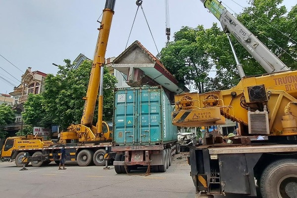 Xe container đâm sập cổng, hàng tấn bê tông đè cabin khiến tài xế tử vong