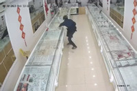 Bản tin trưa 19/8: Truy bắt nghi phạm dùng búa cướp tiệm vàng ở Hưng Yên