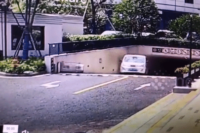Tài xế quên kéo phanh tay, ô tô tự lùi xuống hầm chung cư