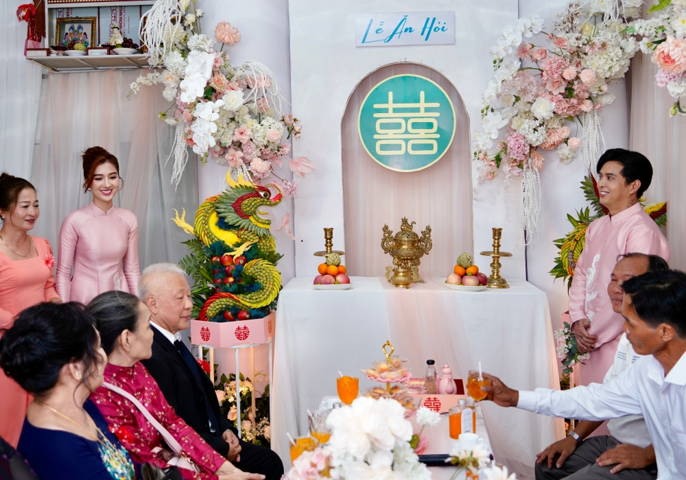 Hồ Quang Hiếu đọc 'lời hứa trước hôn nhân' trong lễ ăn hỏi vợ kém 17 tuổi