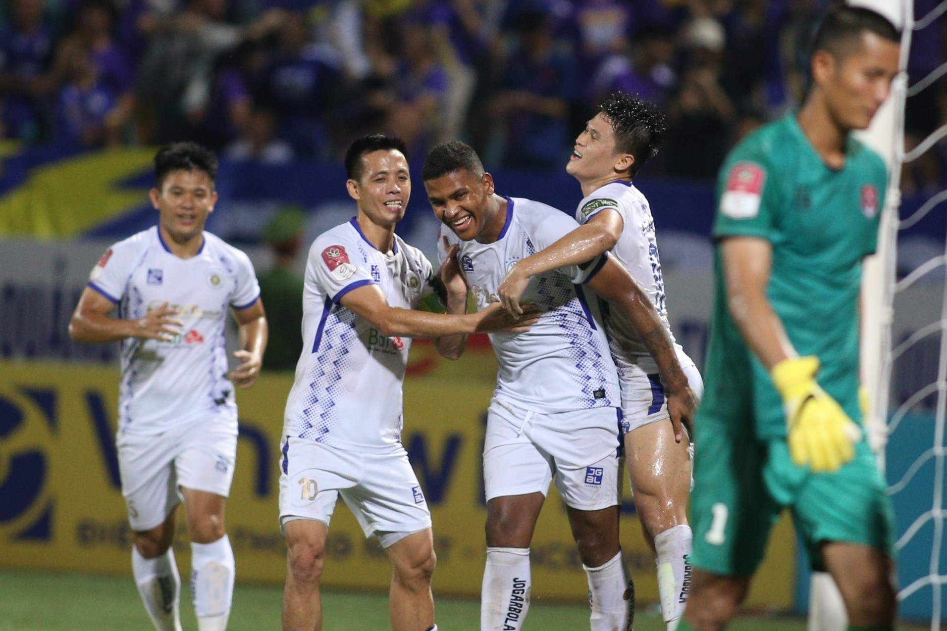 Bị VAR tước bàn thắng nhưng CLB Hà Nội vẫn