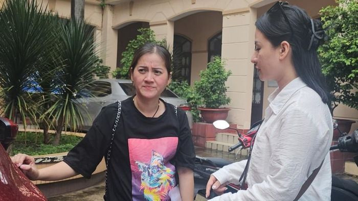 Bà Võ Thị Hồng Loan (phải) đến TAND quận Phú Nhuận ngày 25-7. Ảnh: SONG MAI