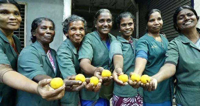 Hùn tiền mua chung xổ số, 11 nữ công nhân môi trường ở Ấn Độ đổi đời - 1