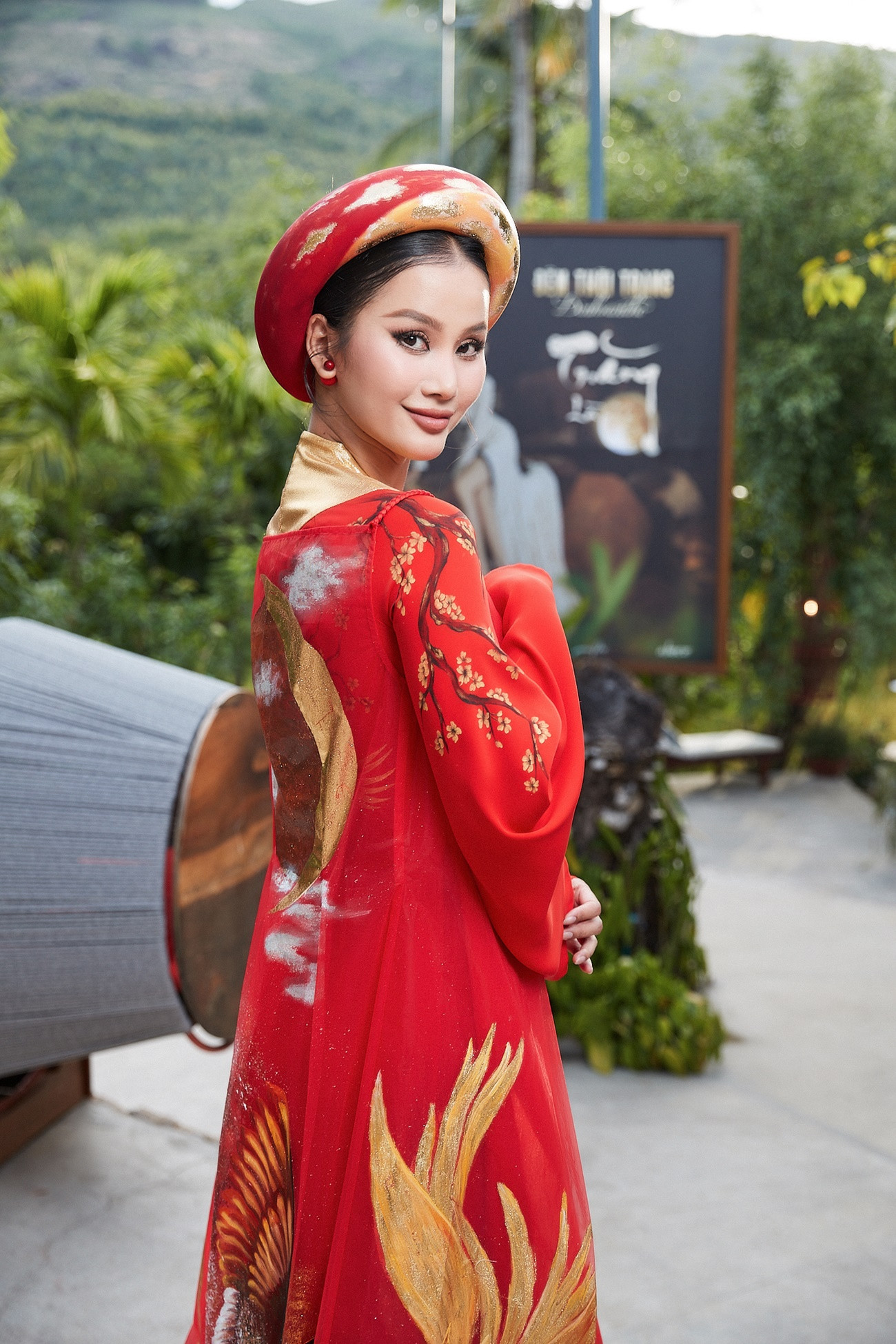 Ngọc Châu, Minh Tú đọ sắc trong trang phục áo dài màu đối lập