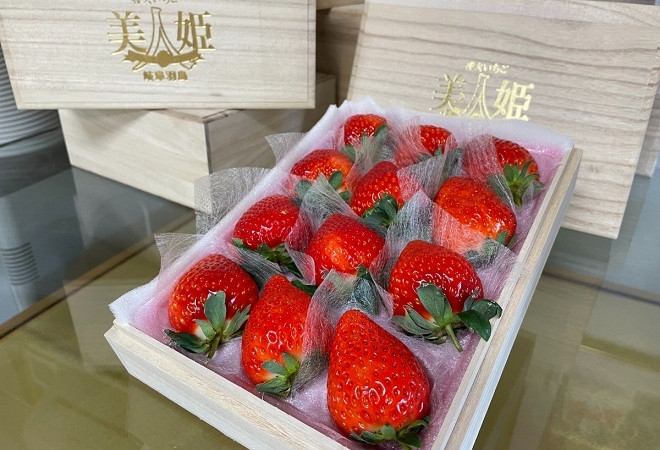 Người đàn ông Nhật 'phù phép' dâu tây thành quả có giá gần chục triệu đồng