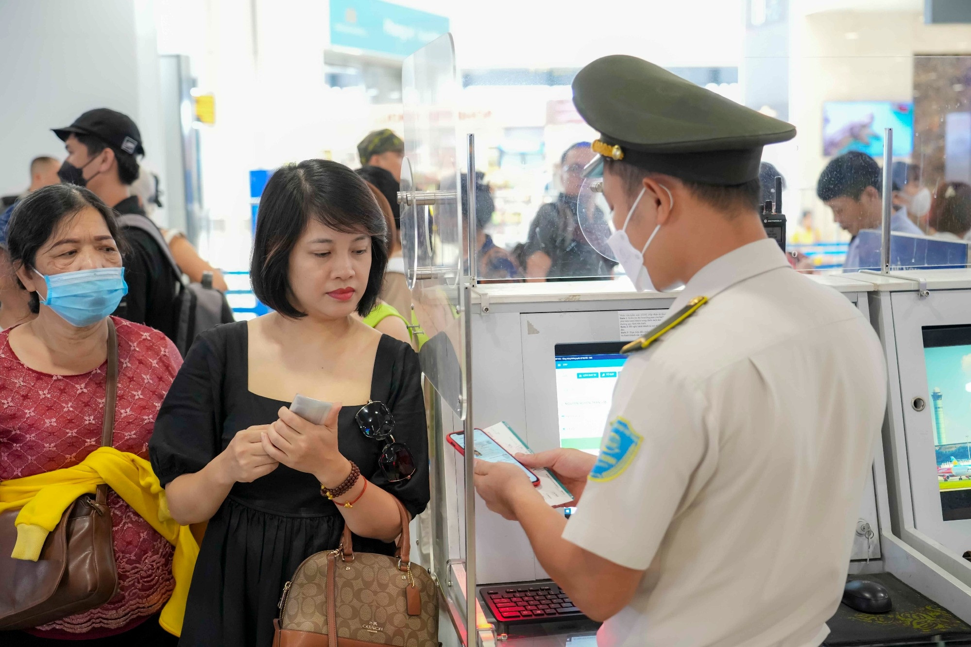 Người trẻ chọn sử dụng VNeID làm thủ tục bay trong ngày đầu tiên triển khai