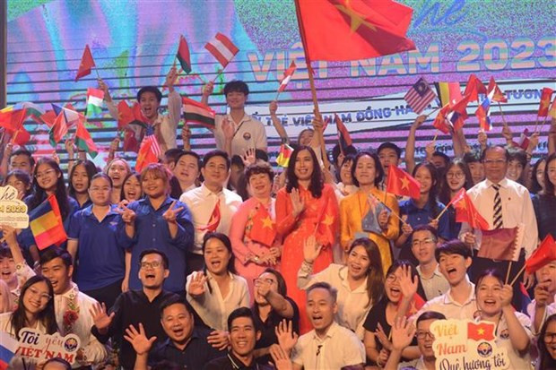 Summer camp brings overseas youths closer to homeland hinh anh 1