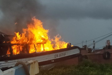 Tàu du lịch của Quảng Ninh bốc cháy dữ dội trên vùng biển Hải Phòng
