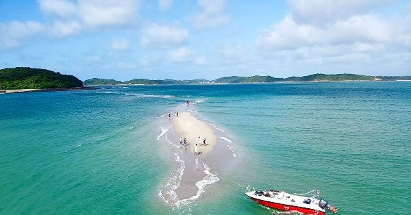 The sandy road in the middle of the sea in Co To