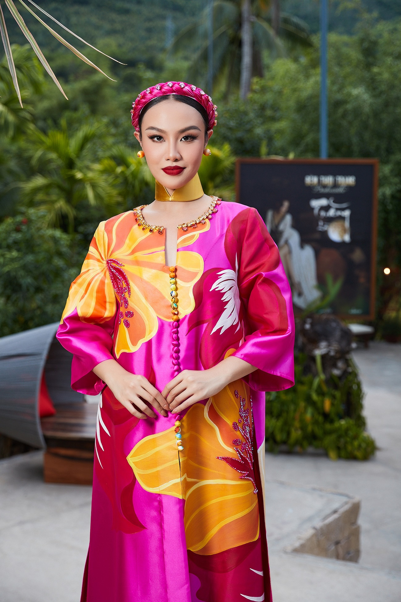 Ngọc Châu, Minh Tú đọ sắc trong trang phục áo dài màu đối lập