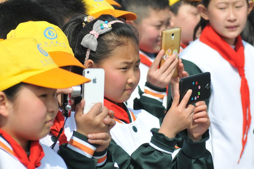 Trung Quốc hạn chế trẻ em dùng điện thoại di động