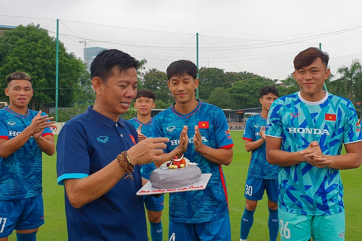 U23 Việt Nam mừng sinh nhật HLV Hoàng Anh Tuấn trên sân tập