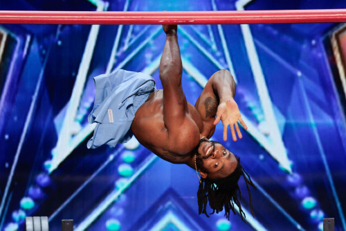 Vận động viên không có chân đẩy tạ, leo dây gây kinh ngạc ở America's Got Talent