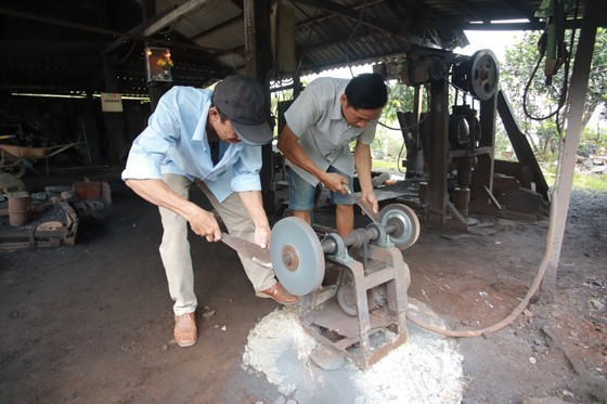 Blacksmithing in Long An on verge of extinction ảnh 2