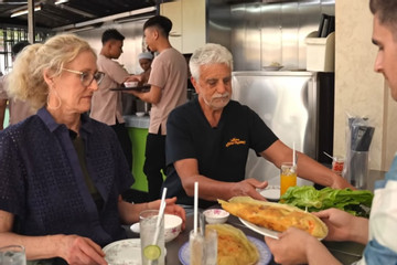 Californian expat, parents are lavish in their praise of Vietnamese food