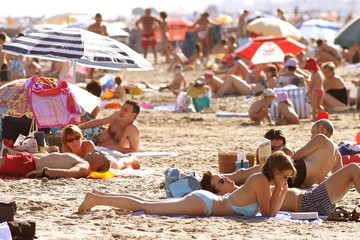 Du khách cởi quần áo đòi quyền được khỏa thân ở bãi biển