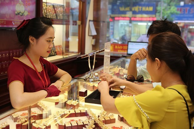 Economic difficulties push gold demand down hinh anh 1