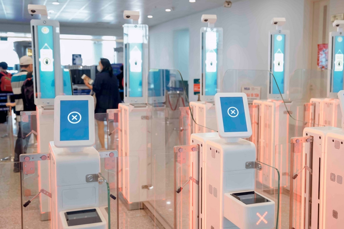 Five Vietnamese airports launch automatic entry systems