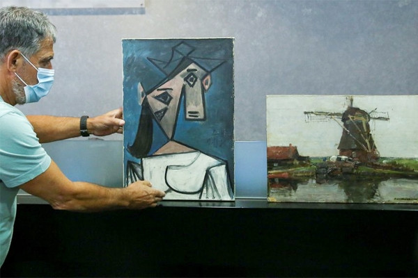 Họa sĩ bị trộm nhiều tranh nhất thế giới