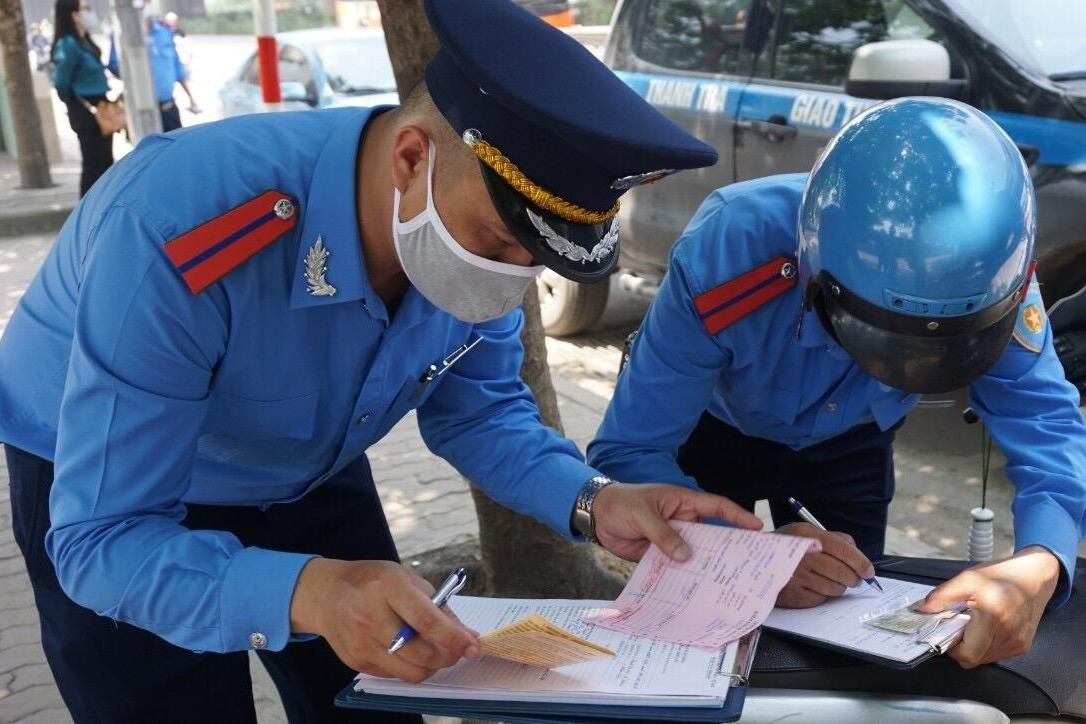 Kiểm tra xe dừng đỗ, nên quy về một mối giao cho cảnh sát giao thông