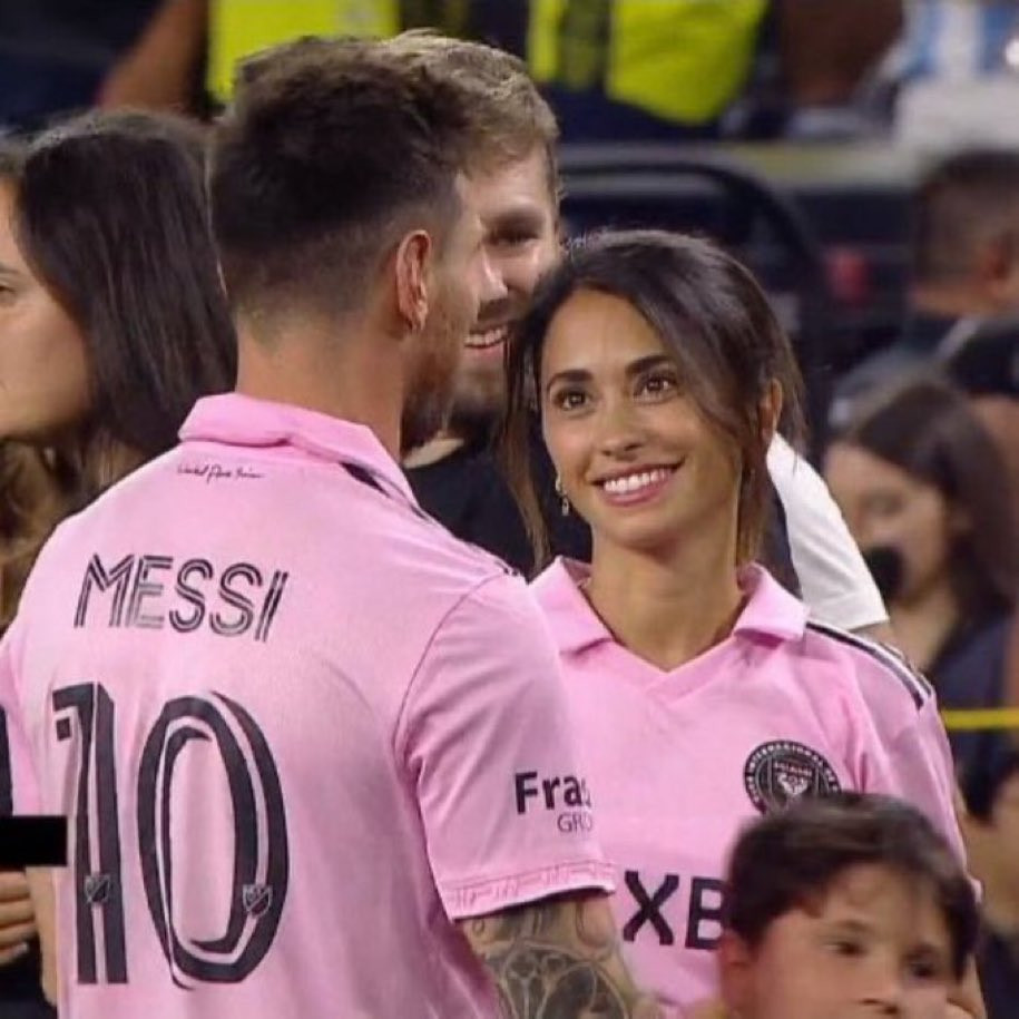 Messi được vợ hôn ngọt ngào mừng Inter Miami giành Leagues Cup