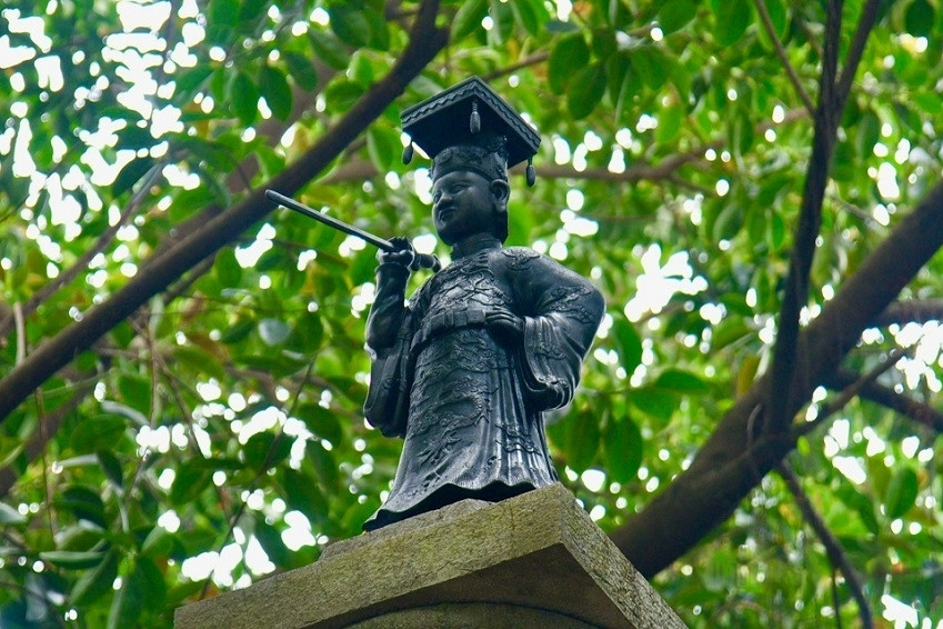 Statue of King Le - the oldest bronze architecture in Hanoi