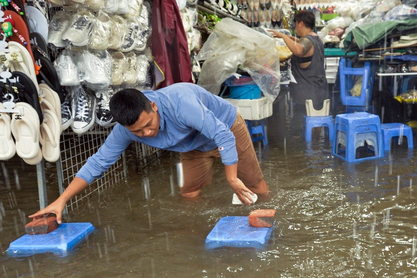 Tiểu thương chợ Nhà Xanh ở Hà Nội không kịp trở tay vì trận mưa xối xả