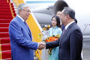 Tổng thống Kazakhstan đến Hà Nội, bắt đầu thăm chính thức Việt Nam