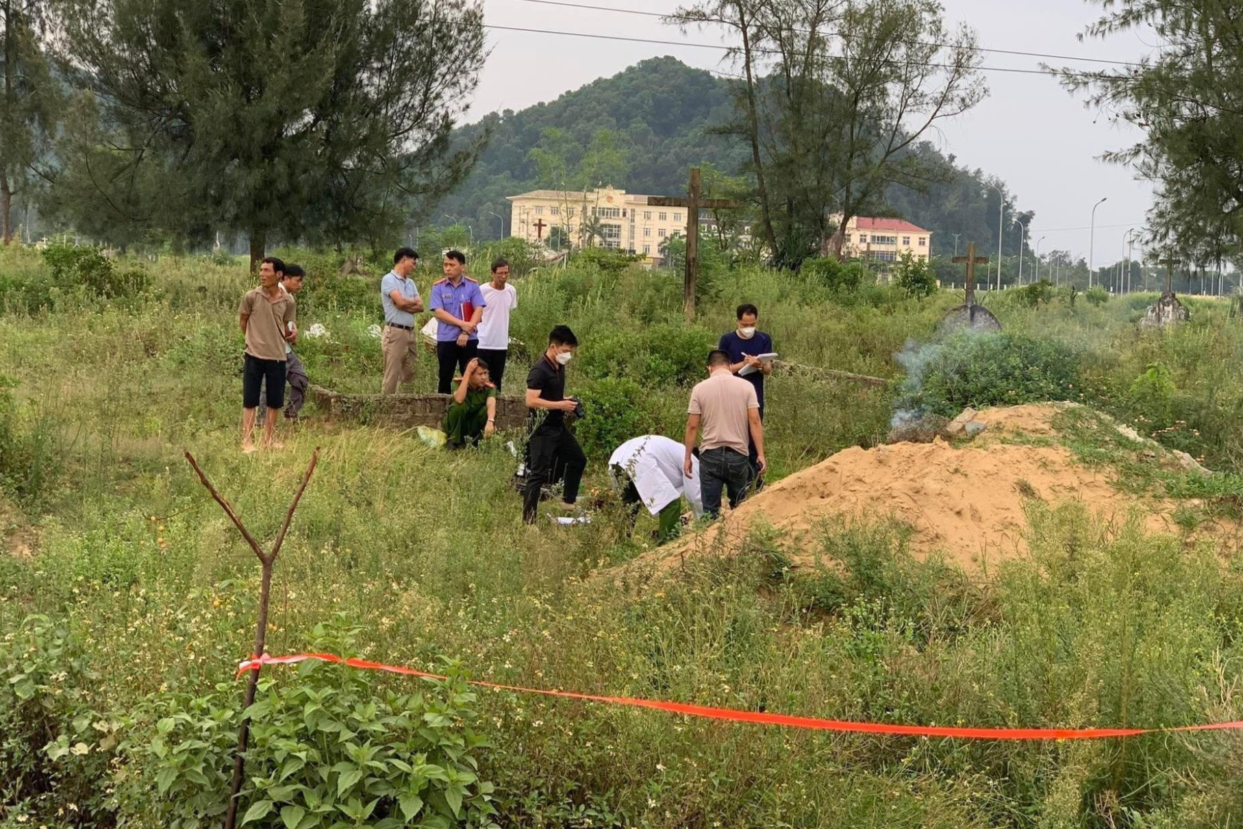 Xe máy đâm vào gốc cây bên đường, thanh niên 22 tuổi tử vong