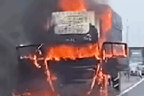 Xe tải bốc cháy ngùn ngụt trên cao tốc Phan Thiết - Dầu Giây