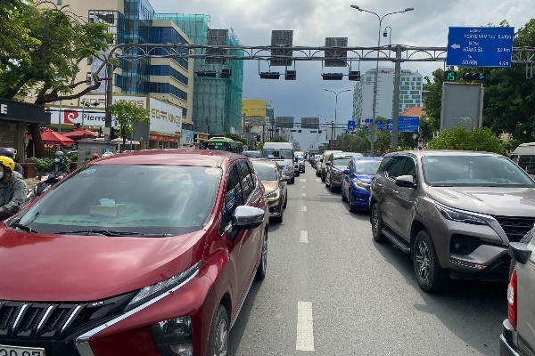 3 ô tô tông 'dính' nhau trên cầu vượt Lăng Cha Cả, cửa ngõ sân bay kẹt cứng