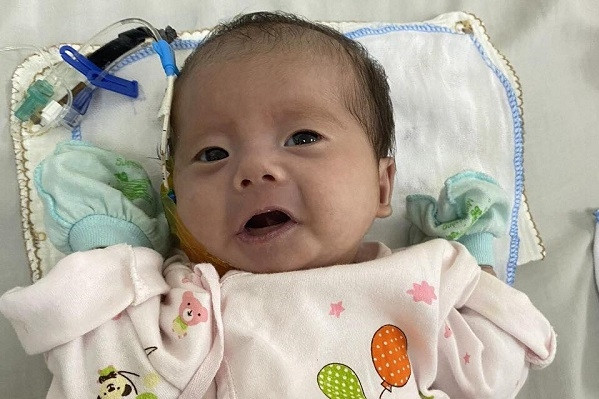 Bố mẹ hiếm muộn khẩn thiết xin cứu con gái 2 tháng tuổi bị bệnh tim bẩm sinh