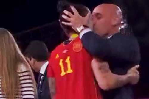 Chủ tịch LĐBĐ Tây Ban Nha hứng ‘gạch đá’ vì hôn môi nữ cầu thủ