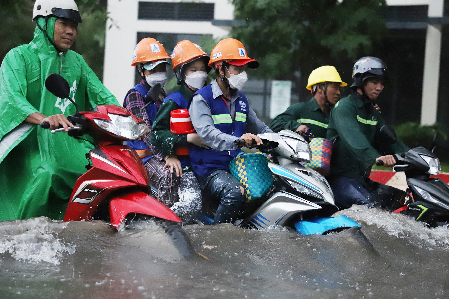 Dự báo thời tiết 21/8: Miền Bắc mưa to buổi sáng, Nam Bộ còn dai dẳng