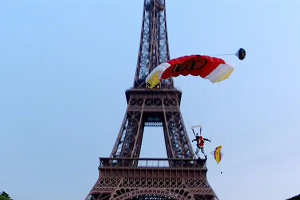 Du khách nhảy dù từ đỉnh tháp Eiffel đối mặt án hình sự